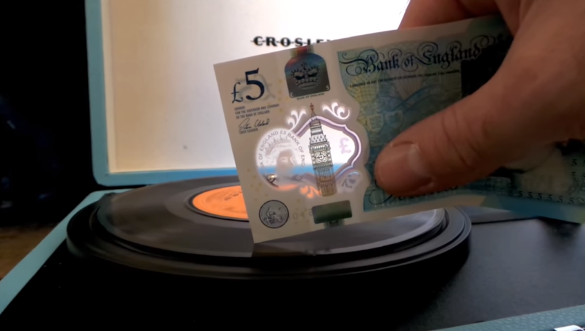 Schallplatten abspielen via Banknote. Bild: YouTube Screenshot